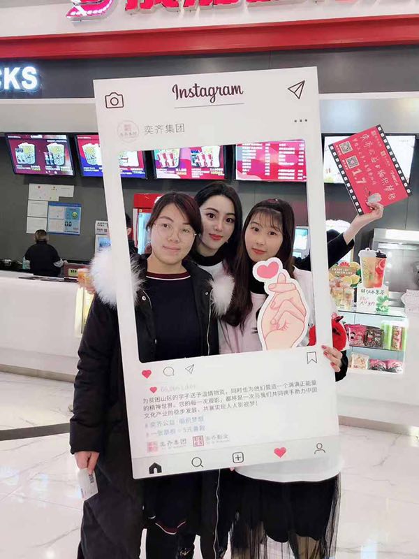 上海公益志愿者与爱心路人合影