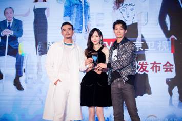 窦骁三人合影