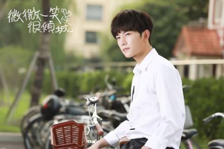 杨洋微微一笑很倾城